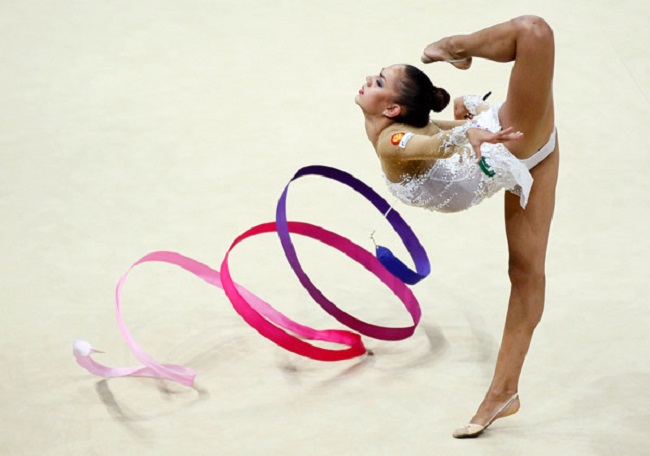 Đồ diễn thể dục dụng cụ mỏng tang, gây hiểu lầm mặc như không